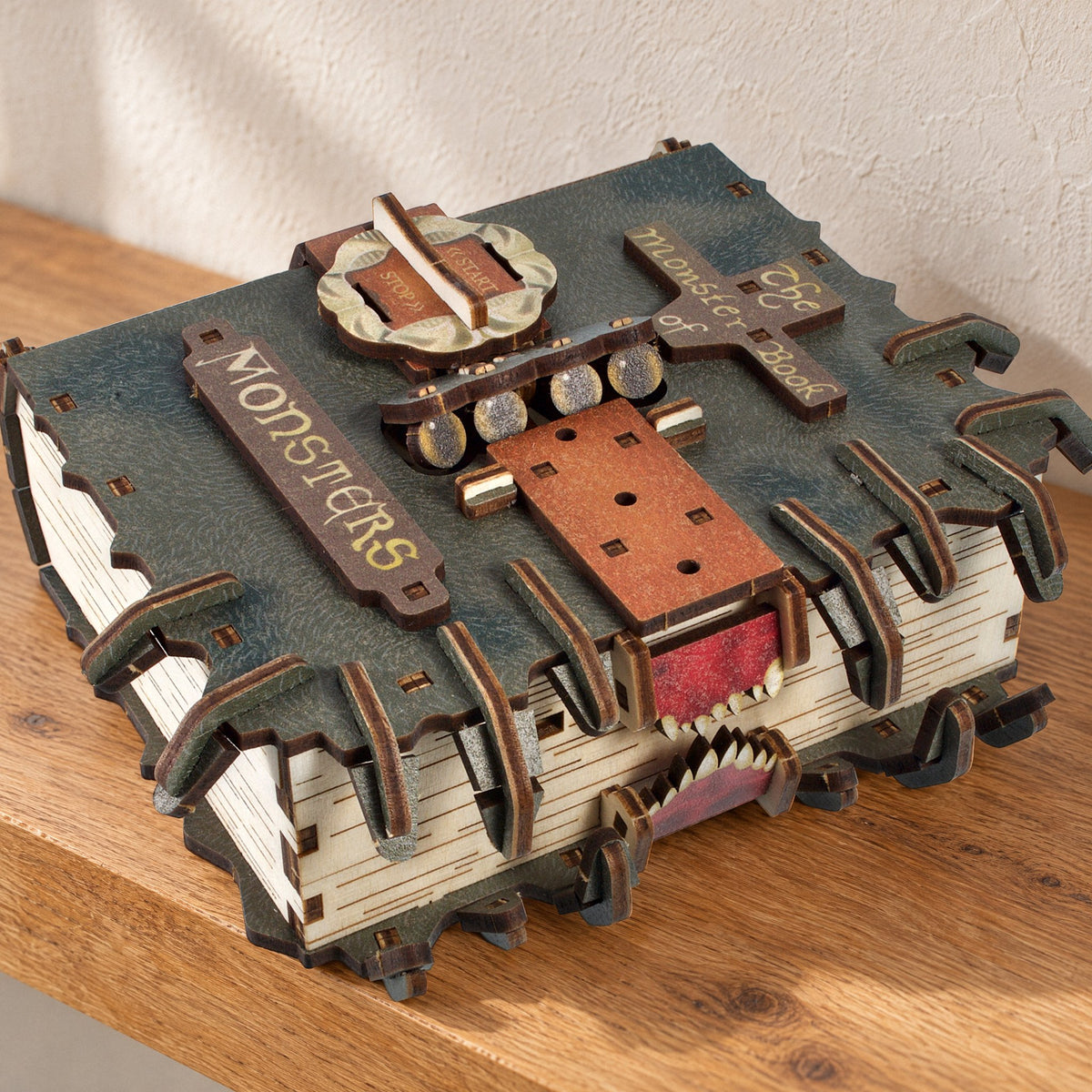 The Monster Book of Monsters – Harry Potter, houten model van Ugears met tanden en een rode tong op een eikenhouten plank