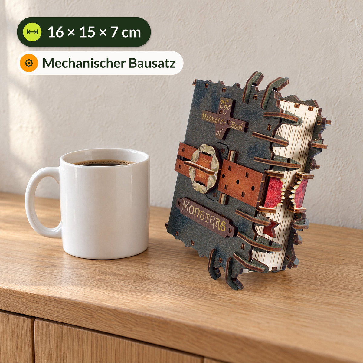 The Monster Book of Monsters – Harry Potter, houten figuurtje naast een koffiekopje op het dressoir, 16 × 15 × 7 cm