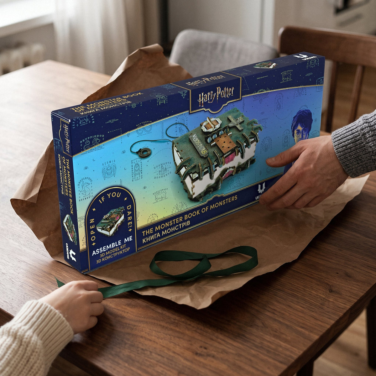 The Monster Book of Monsters – Harry Potter, Ugears-doos als cadeau verpakt in inpakpapier met een groen lint