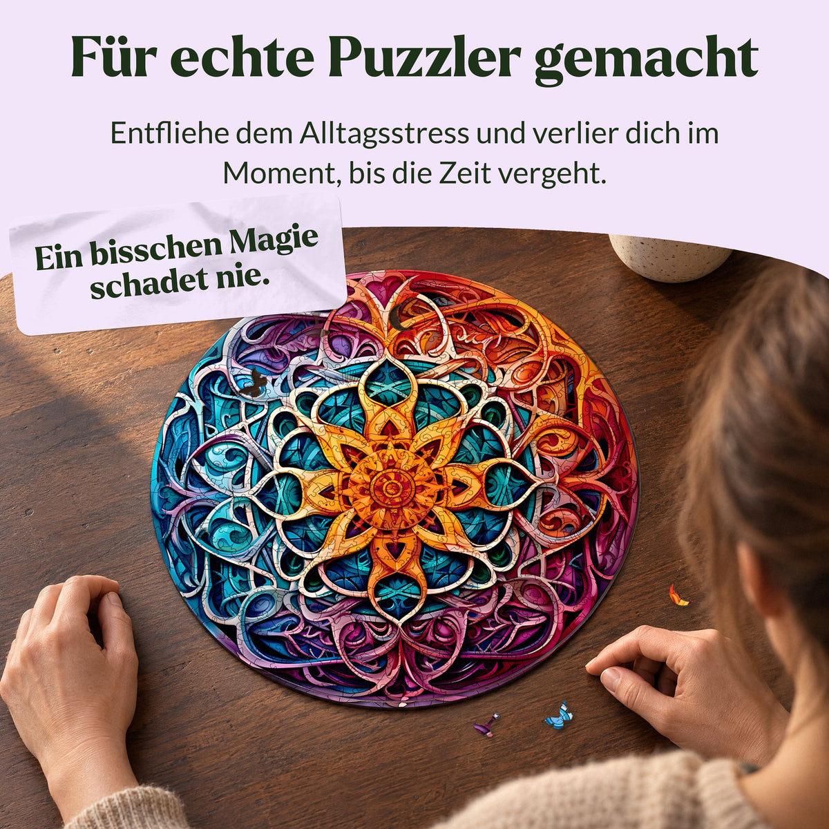 Unendlicher Reichtum Mandala Holzpuzzle, Frau puzzelt am Nachmittag am Holztisch, lose Figurenteile liegen neben dem Mandala