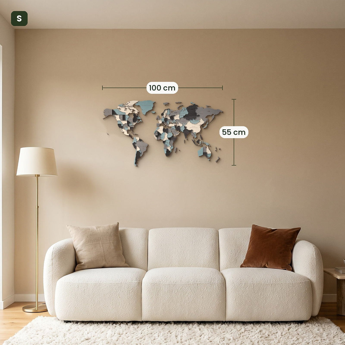 Houten wereldkaart ‘Rookachtige dromen’ in maat S (100 × 55 cm) aan de muur in de woonkamer