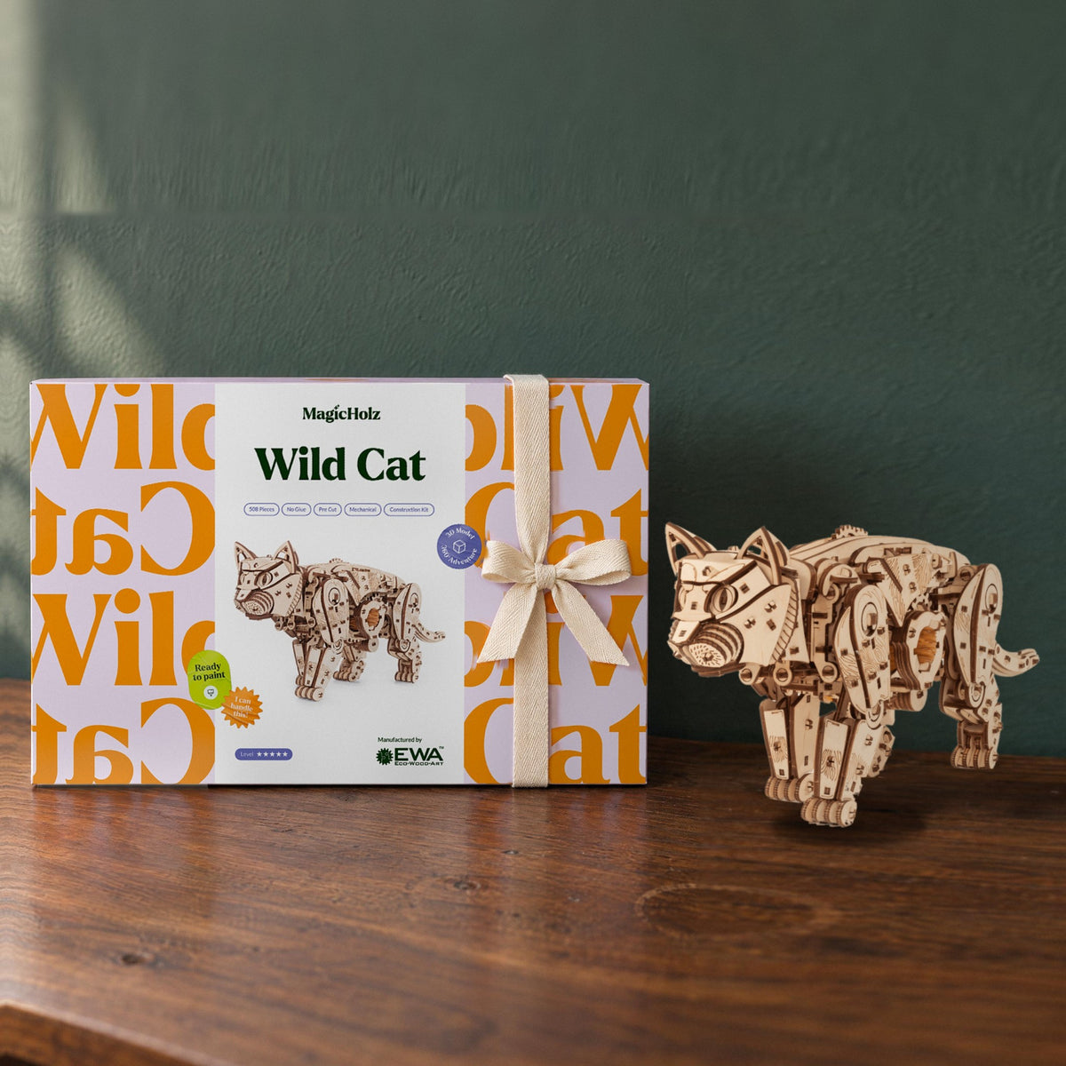 Mechanische katten – naturel of zwart, een ‘Wild Cat’-cadeaudoos met een stoffen lint naast de kant-en-klare houten kat op de plank