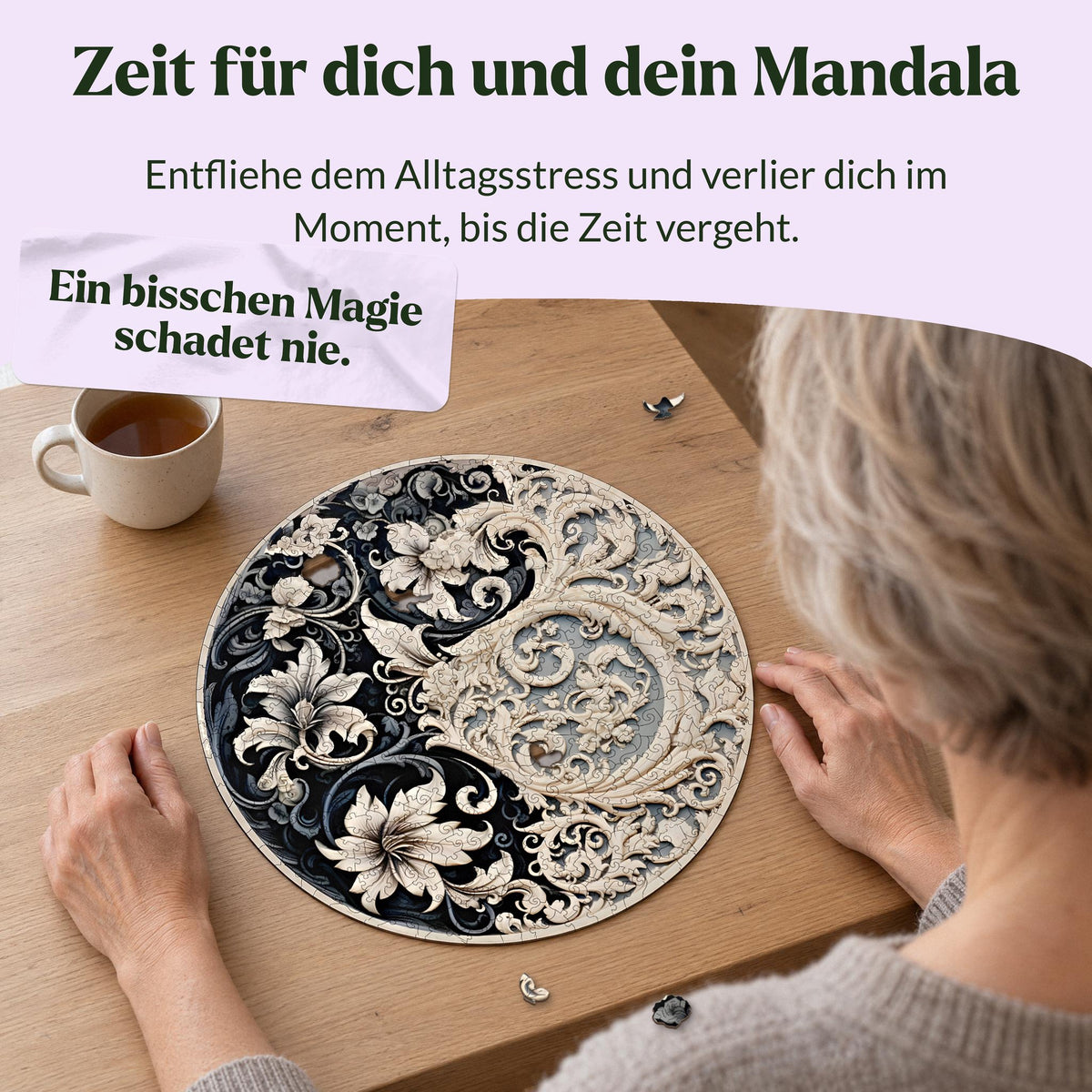Zeitlose Ausgewogenheit Mandala Holzpuzzle, Frau puzzelt mit einer Tasse Tee am Eichentisch, lose Figurenteile daneben