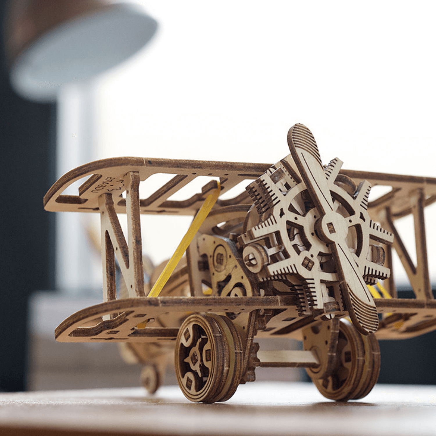 Mini biplan puzzle mécanique en bois Ugears