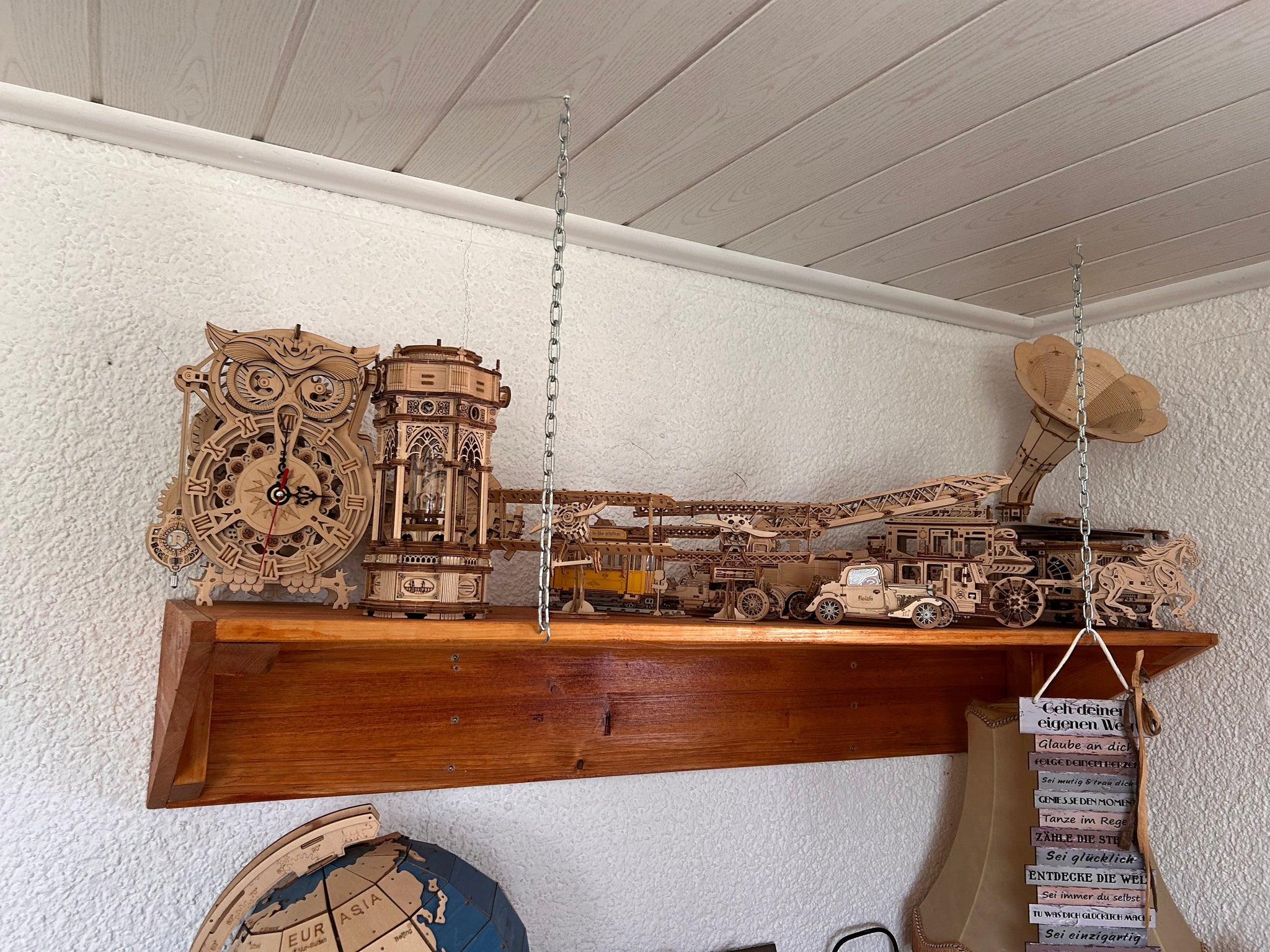 Étagère murale avec des maquettes en bois faites maison