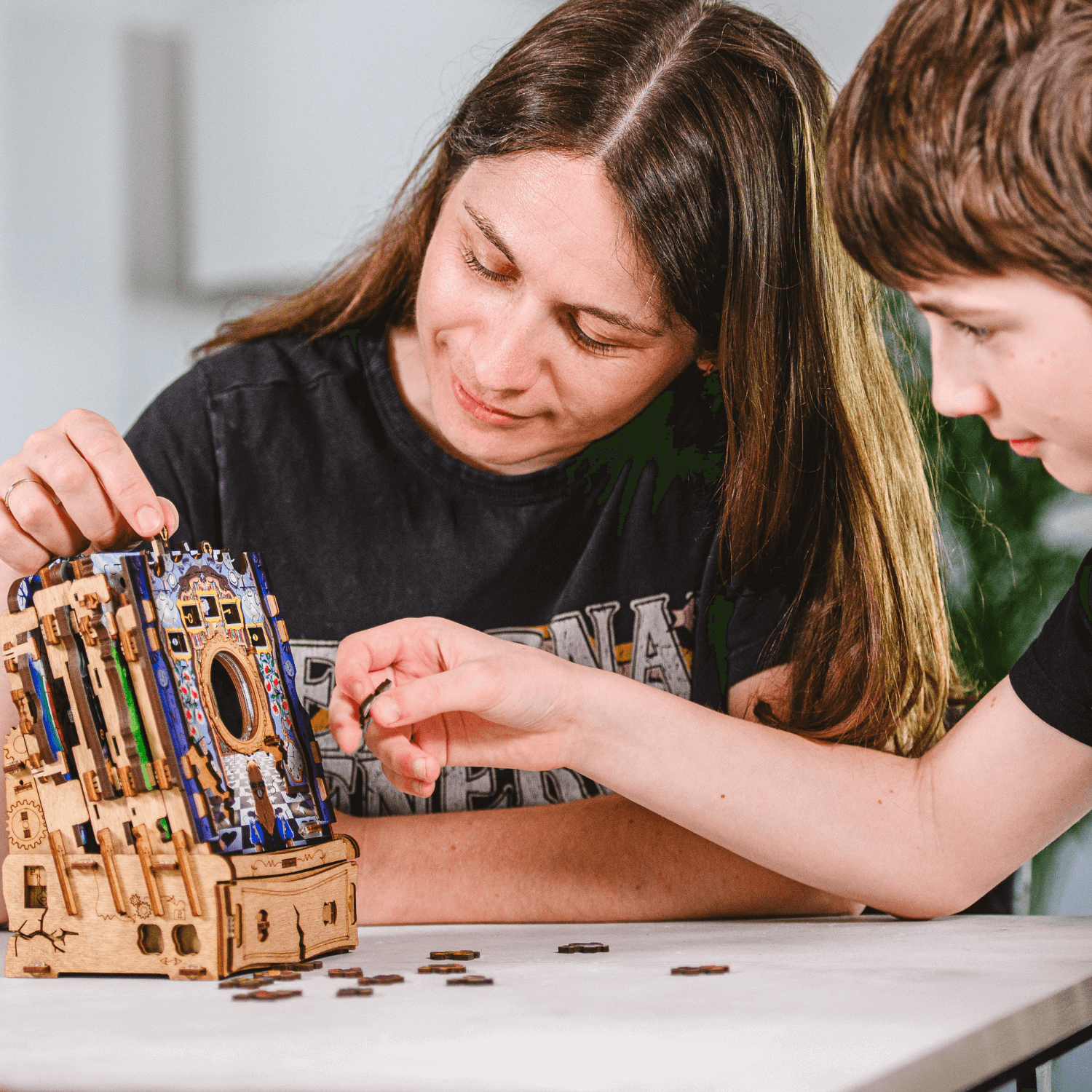 CluePuzzle - The Wonderbox of Alice Salle d'évasion jeu iDventure