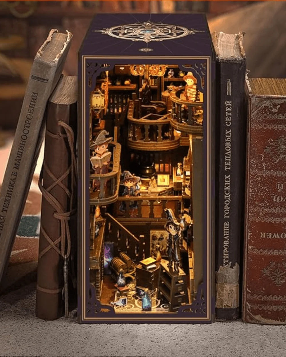 Alchemy Master in de boekenkast met verlichting