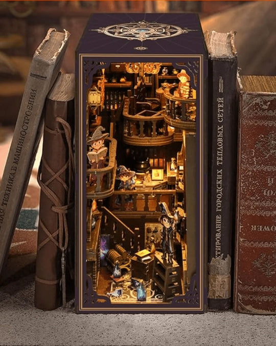 Alchemy Master in de boekenkast met verlichting