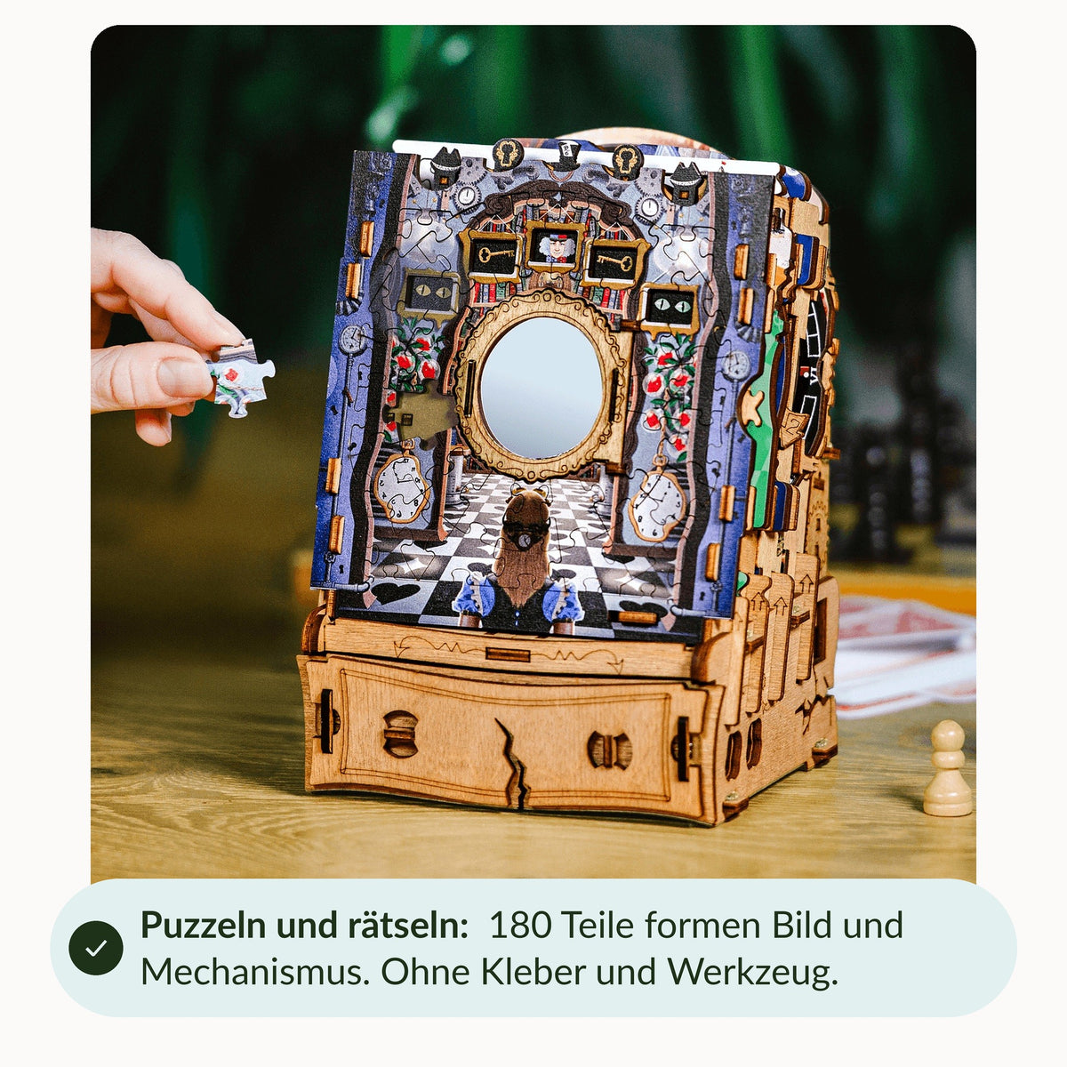 Hand plaatst een puzzelstukje op de Wonderbox of Alice: 180 stukjes vormen samen een afbeelding en een mechanisme, zonder lijm