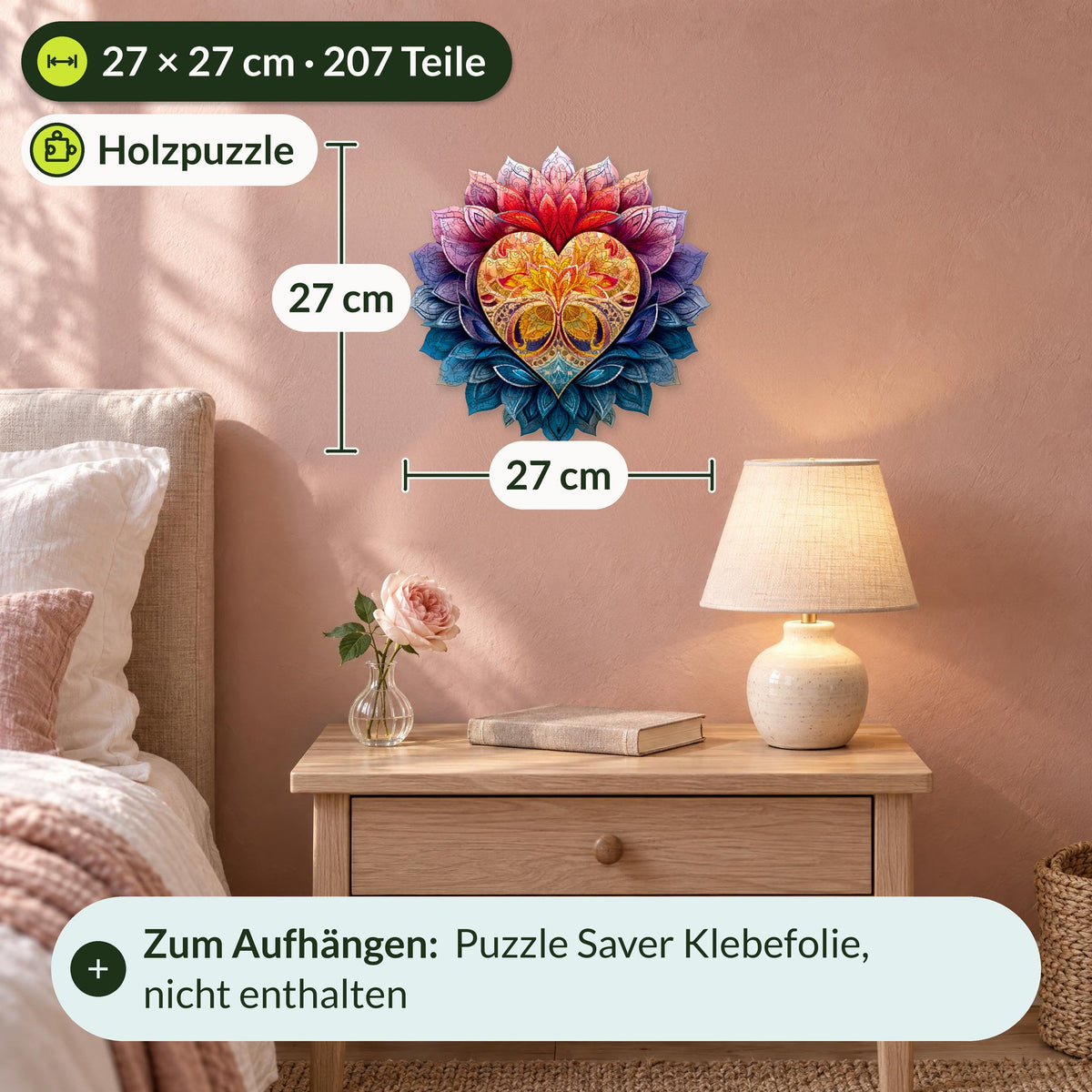 Blühendes Herz Mandala Holzpuzzle, Größe M mit 27 x 27 cm und 207 Teilen an der Wand über einem Nachttisch