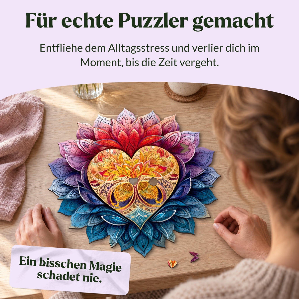 Blühendes Herz Mandala Holzpuzzle, Frau puzzelt am hellen Holztisch, daneben Herz, Schmetterling und Stern als Figurenteile