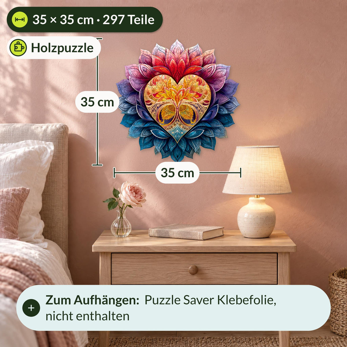 Blühendes Herz Mandala Holzpuzzle, Größe L mit 35 x 35 cm und 297 Teilen an der Wand über demselben Nachttisch