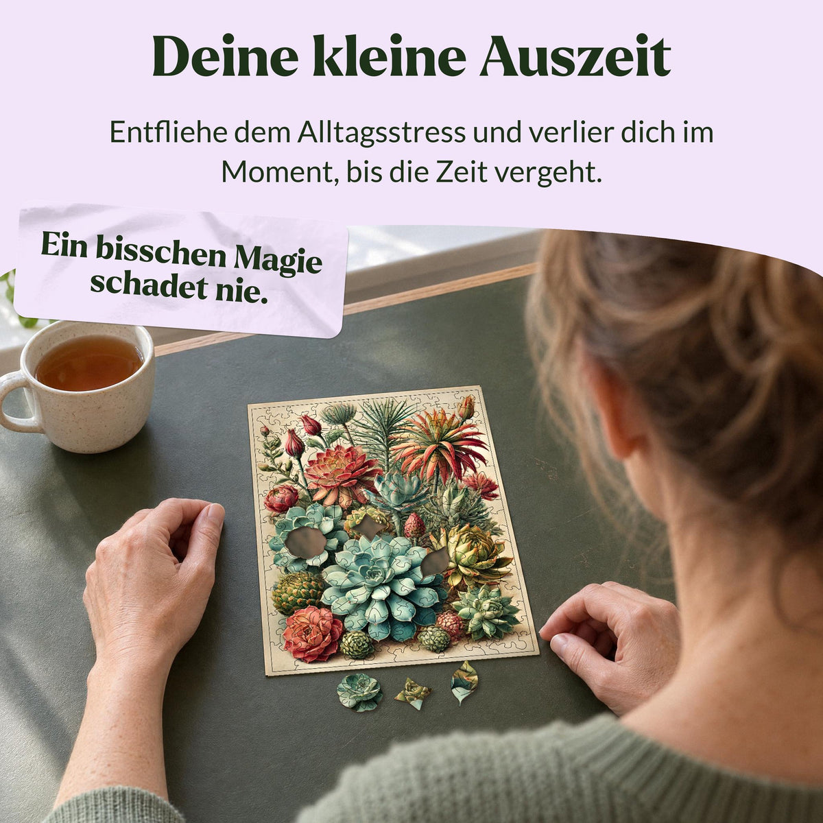 Bunte Sukkulenten Holzpuzzle, Frau puzzelt am Schreibtisch vor dem Fenster, drei echte Figurenteile liegen davor