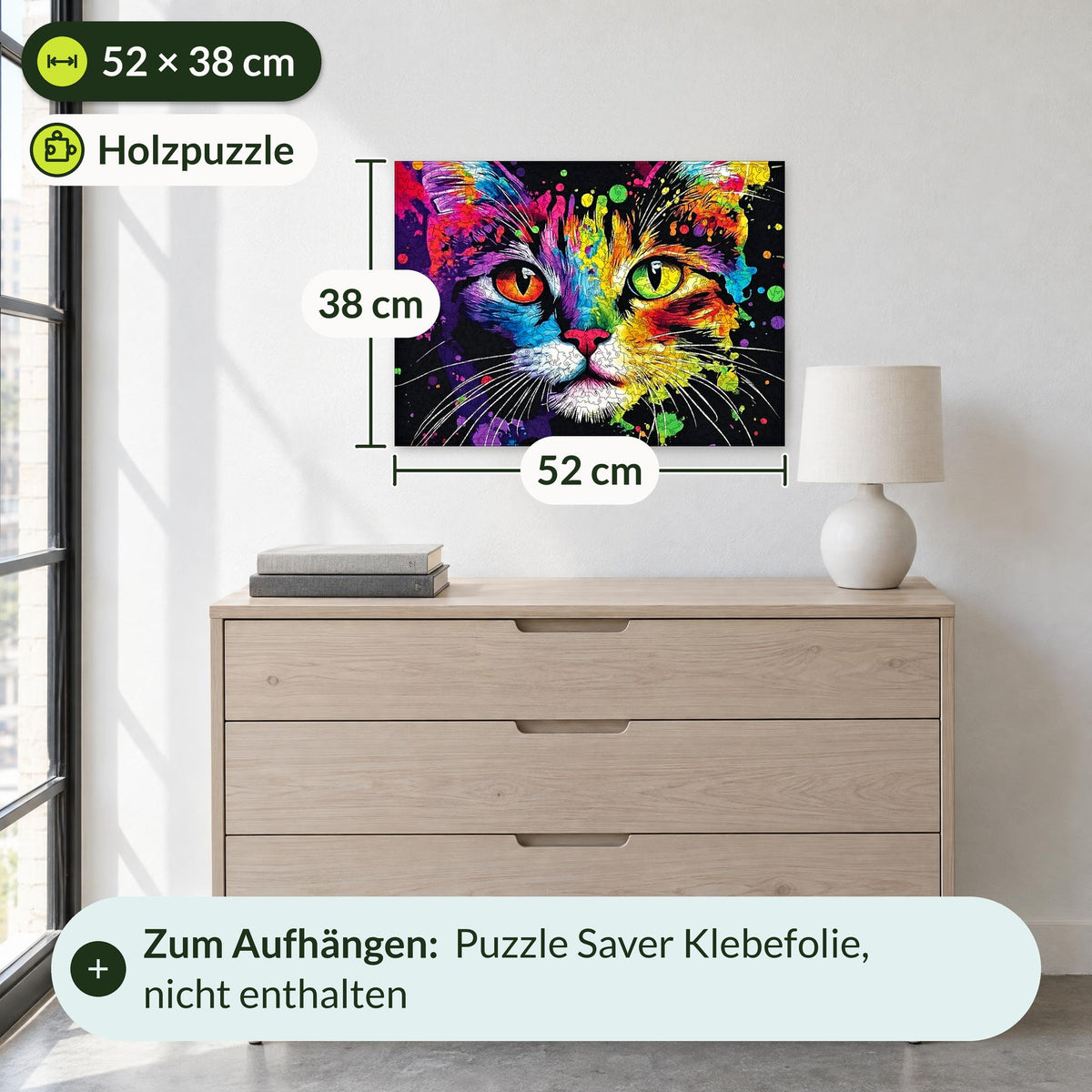 Puzzle en bois « Chat coloré », 52 x 38 cm, accroché au mur du loft au-dessus d'une commode claire, avec des lignes de repère et des instructions pour le film adhésif