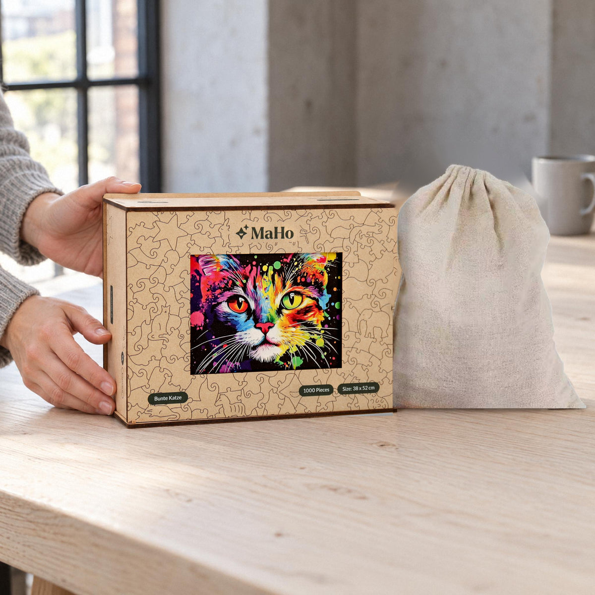 Puzzle en bois « Chat coloré », coffret en bois haut de gamme avec un motif de chat et un sac en tissu offert en cadeau, posé sur une table claire