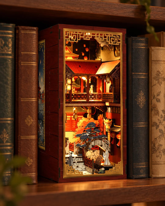 Chinees Golden Lantern-paviljoen in de boekenkast met verlichting