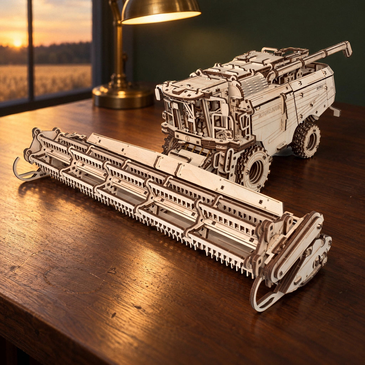 Moissonneuse-batteuse avec barre de coupe, maquette en bois finie, à la lumière du soir, posée sur un bureau en bois avec une lampe en laiton devant la fenêtre