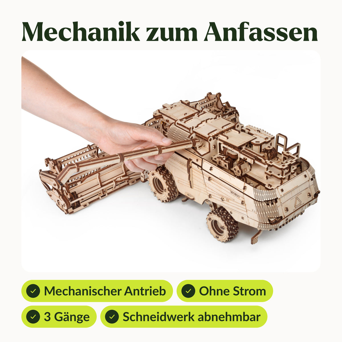 Mähdrescher mit Schneidbalken, Hand bewegt das abnehmbare Schneidwerk des Holzmodells, mechanischer Antrieb ohne Strom