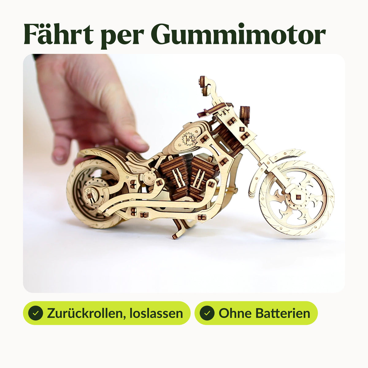 Cruiser Bike: je rolt de houten motorfiets met één hand achteruit, waarna de rubberen motor hem zelf laat rijden, zonder batterijen