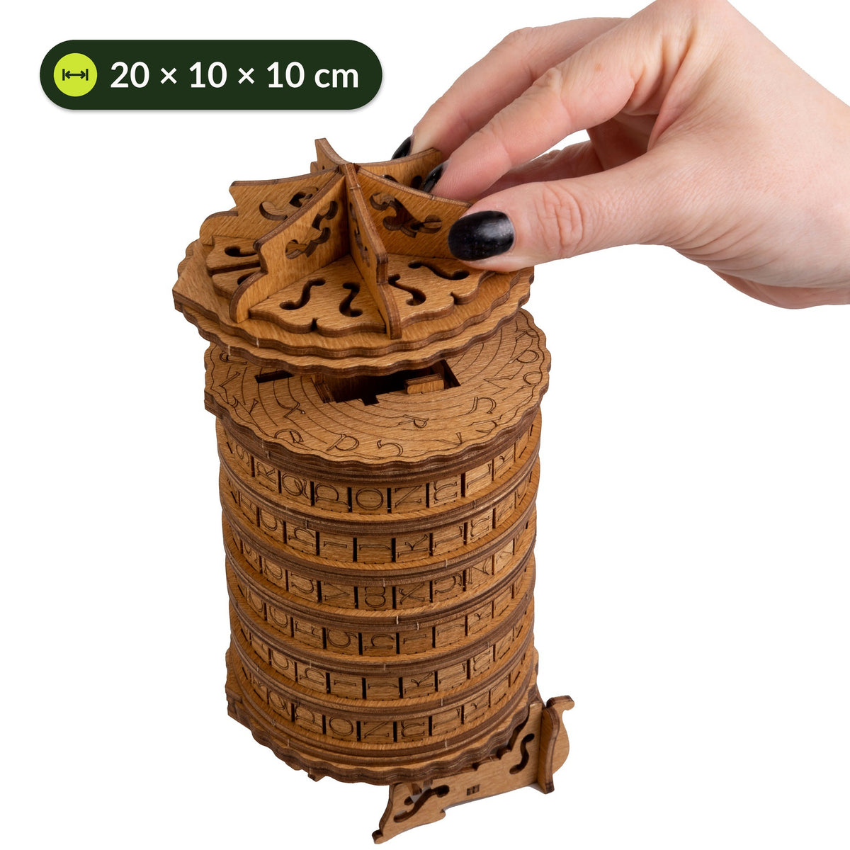 Cryptex Rätselbox aufrecht stehend, eine Hand greift den Deckel, etwa 20 x 10 x 10 cm groß