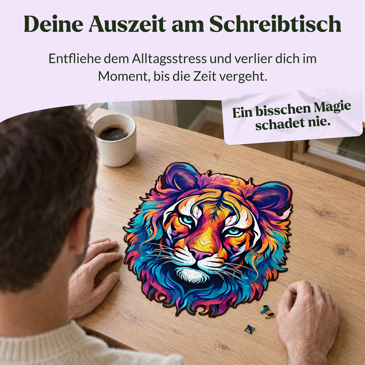 De majestueuze ‘Güte Tiger’-houten puzzel in maat L; een man zit te puzzelen aan een lichte eikenhouten tafel, twee puzzelstukjes liggen voor zijn hand