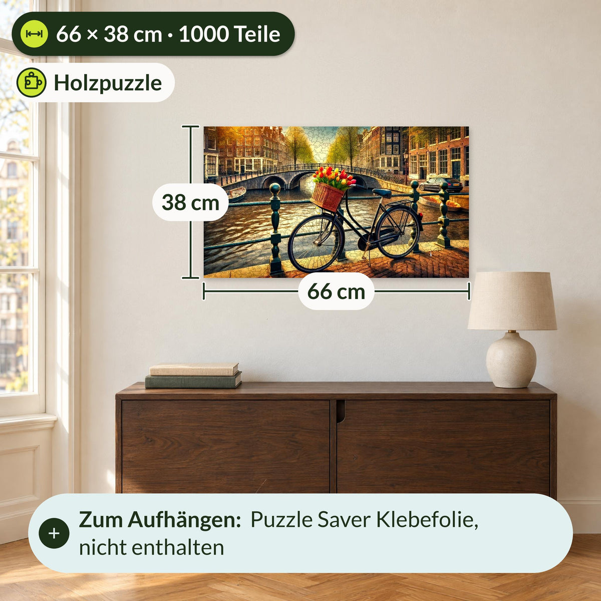 Puzzle en bois « Vélo à Amsterdam », 66 x 38 cm, accroché au mur dans un immeuble ancien au-dessus d'un buffet, avec des lignes de repère et une notice d'utilisation pour le film adhésif
