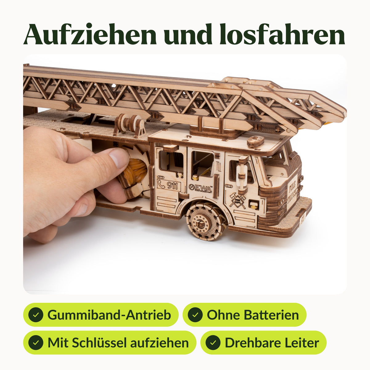 Mechanischer LKW Feuerwehrauto Holzbausatz, Hand am Aufzieh-Mechanismus mit Gummiband, Antrieb ohne Batterien