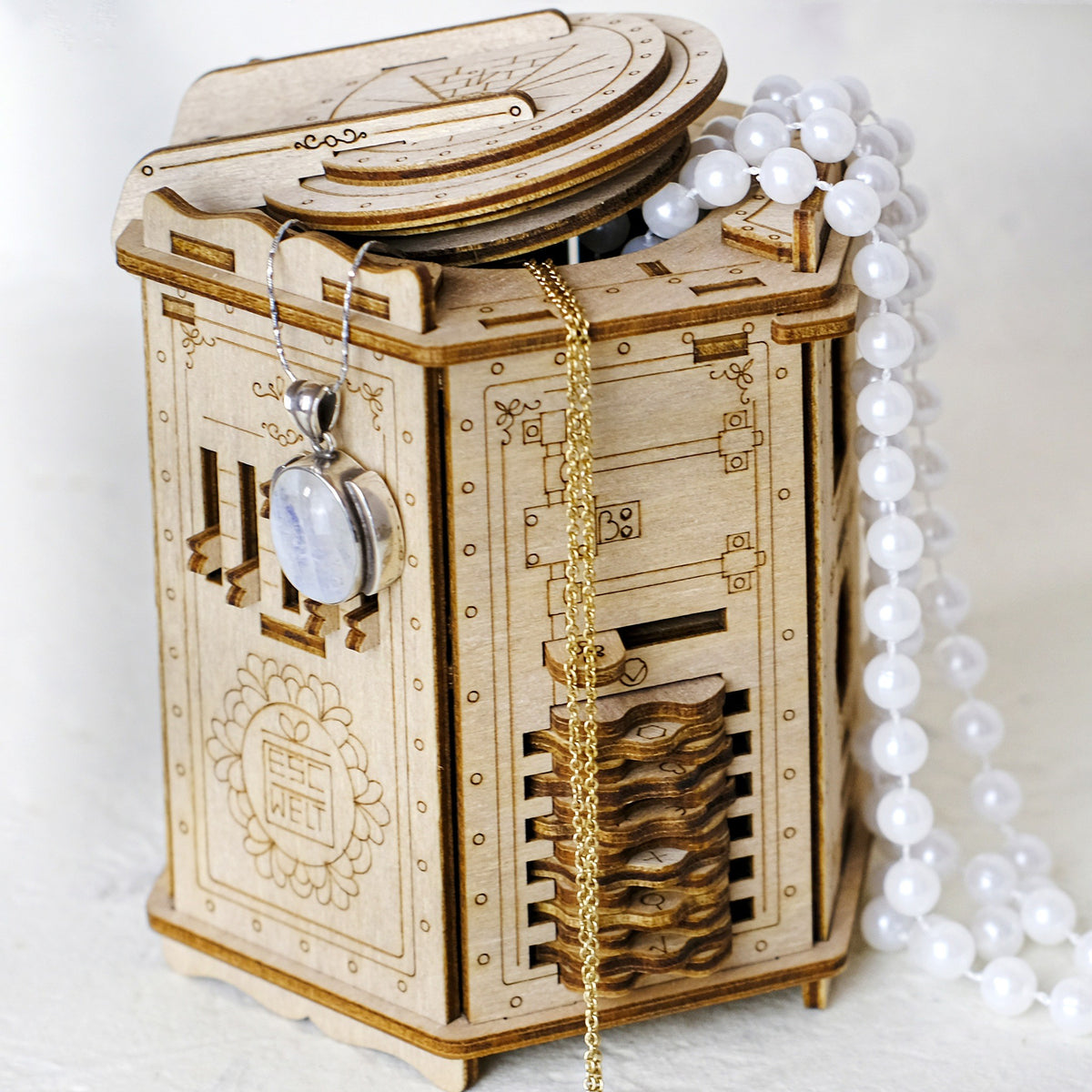Boîte à énigmes Fort Knox Pro : une fois l'énigme résolue, elle se transforme en boîte à bijoux, qui s'ouvre avec un collier de perles et un pendentif
