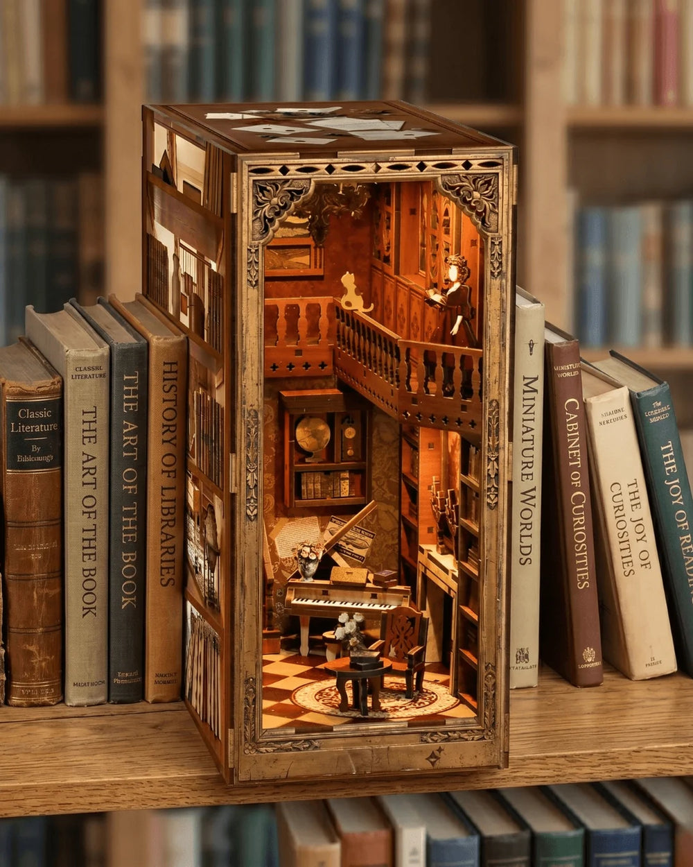 Grimm's kleine huisje in de boekenkast met verlichting
