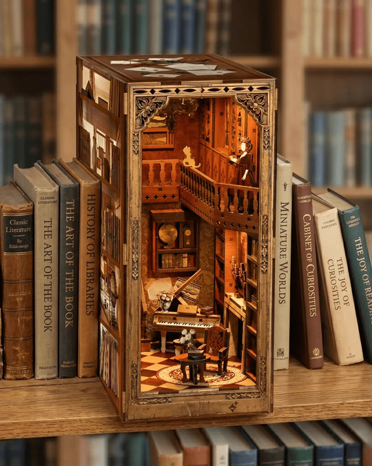 Grimm's kleine huisje in de boekenkast met verlichting