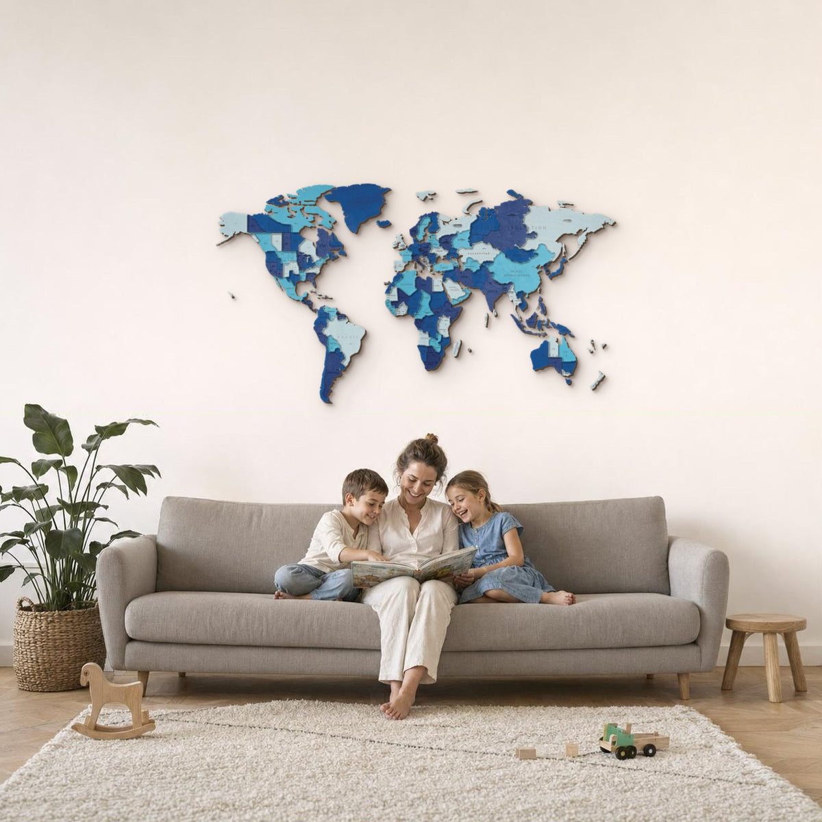 Holz Weltkarte Blaue Fantasie in Größe M über dem Sofa, eine Familie liest darunter