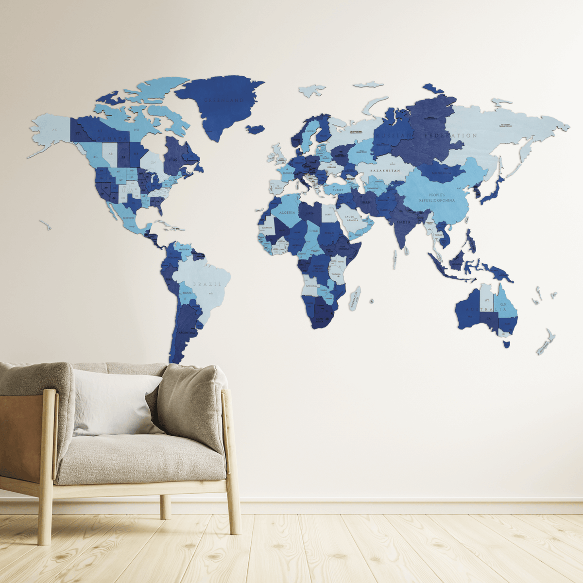 Holz Weltkarte Blaue Fantasie an der Wand neben einem Sessel