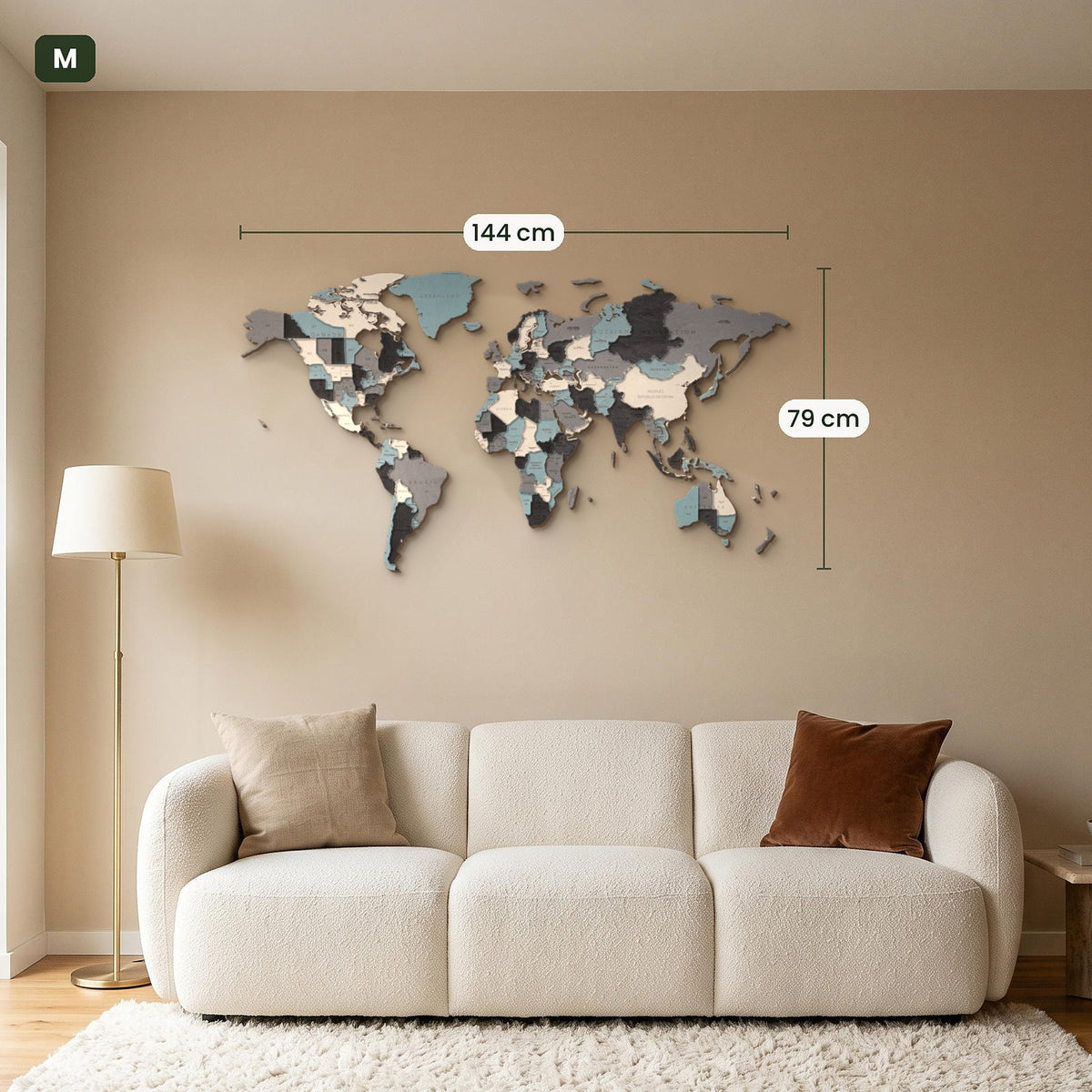 Holz Weltkarte Rauchige Träume in Größe M (144 × 79 cm) an einer Wohnzimmerwand