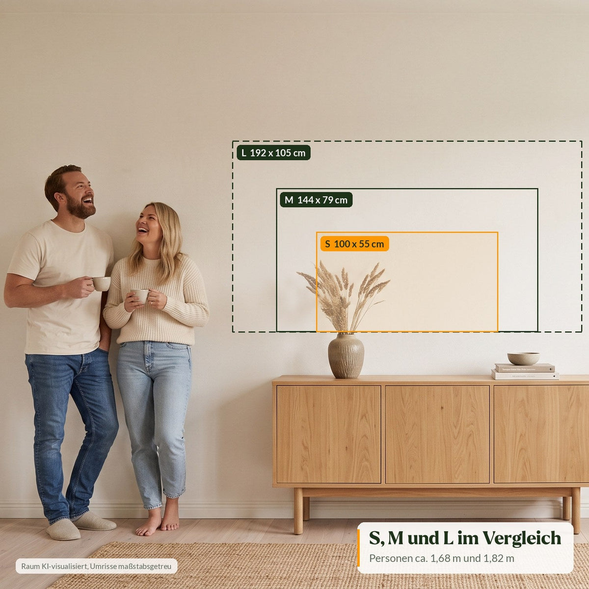 Größen S, M und L der Holz Weltkarte im Vergleich an einer Wand, daneben ein Paar