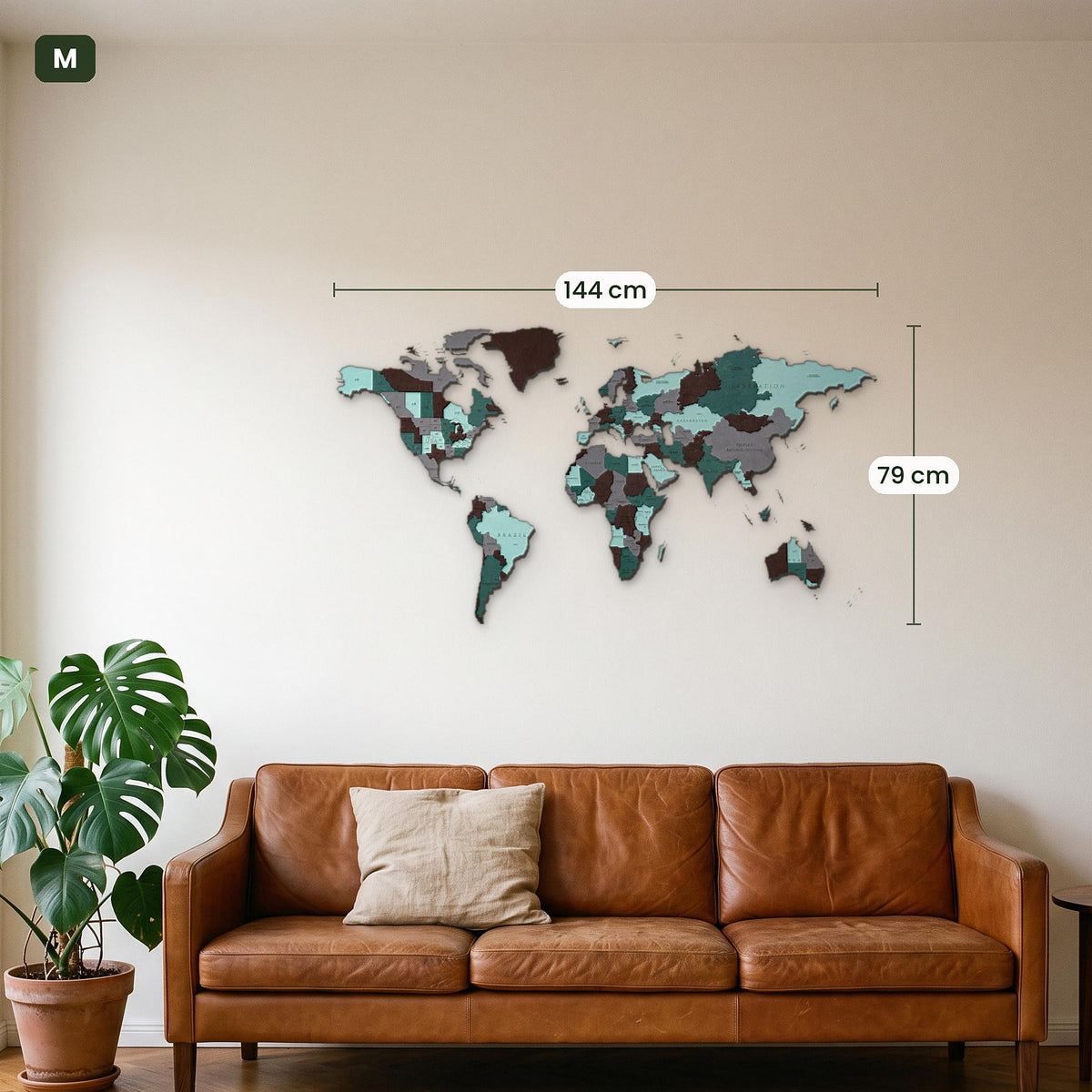 Holz Weltkarte Smaragd in Größe M (144 × 79 cm) an einer Wohnzimmerwand