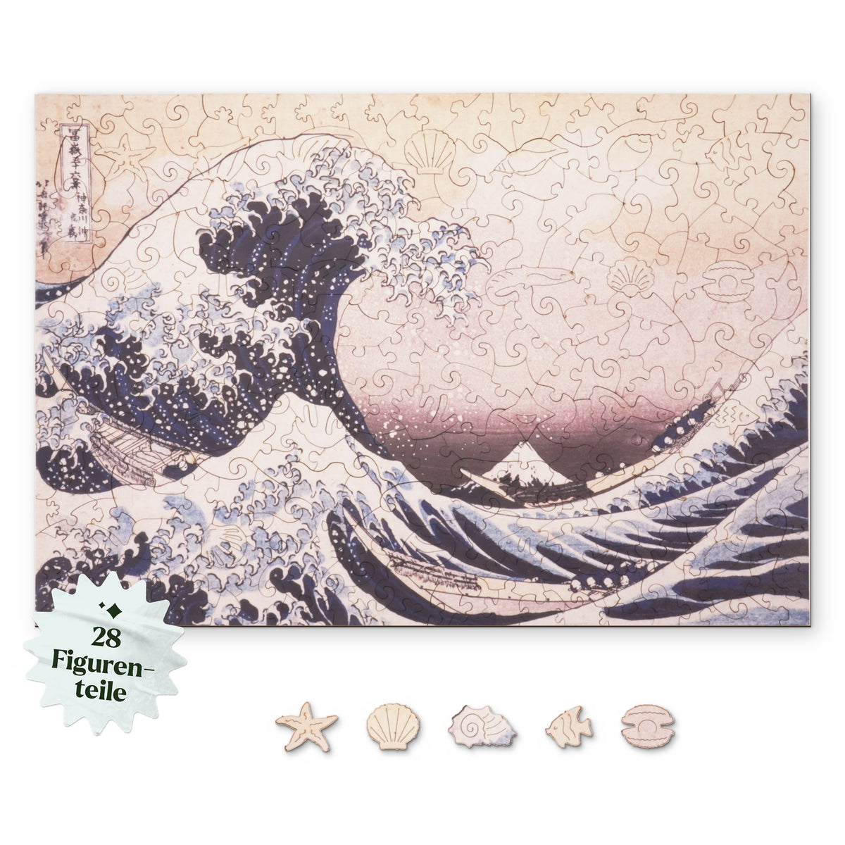 Le puzzle en bois « La Grande Vague », motif vu d'en haut sur fond blanc, avec en dessous des éléments de personnages comme une étoile de mer, un coquillage et une coquille d'escargot