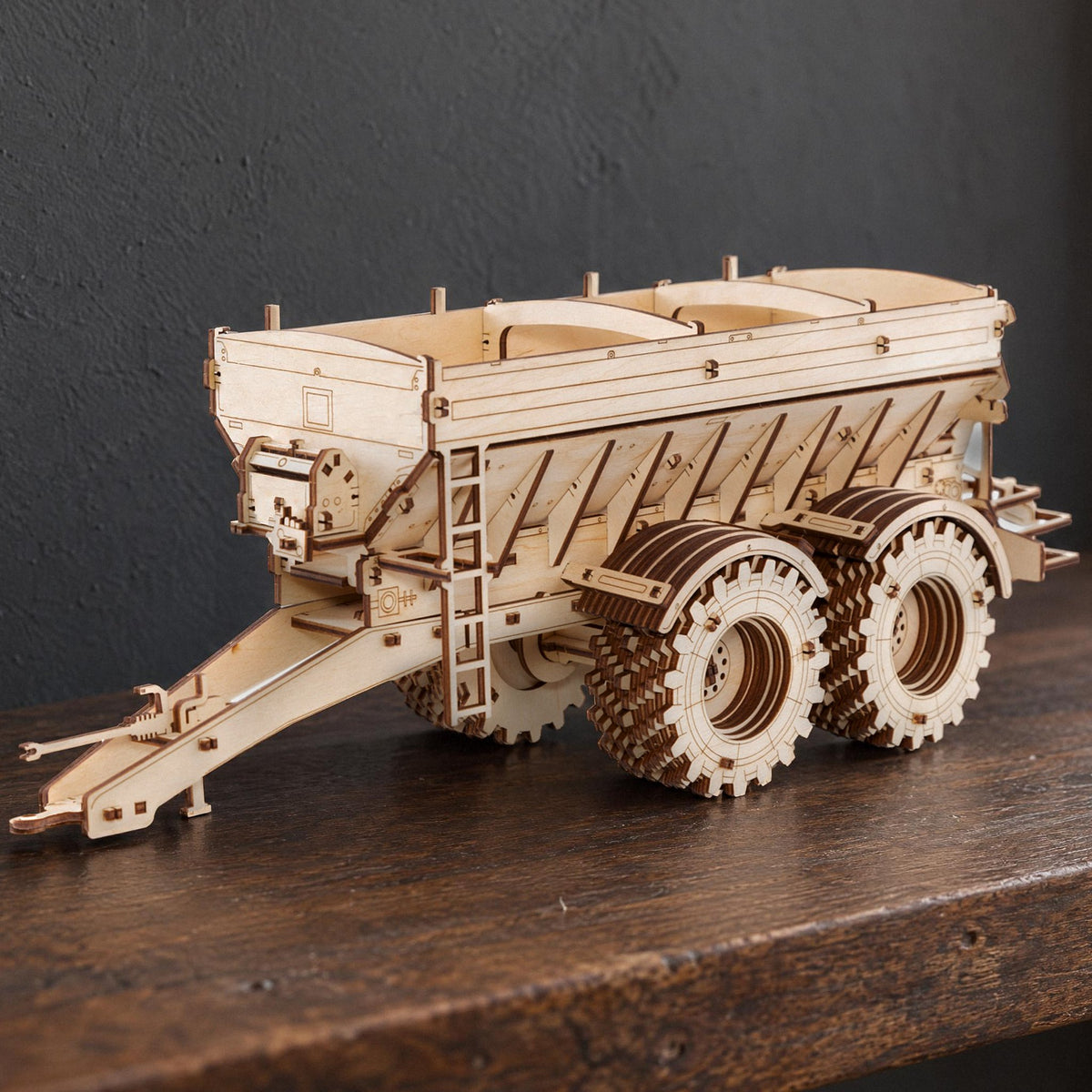 Aanhangwagen voor de Kirovets K-7M-houtbouwpakket, kant-en-klare aanhangwagen op een donker eikenhouten plank