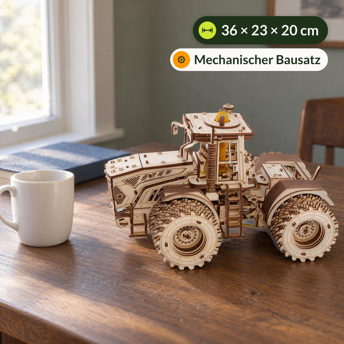 Kirovets K-7M XXL-tractor bouwpakket, kant-en-klaar model naast een koffiekopje, afmetingen 36 × 23 × 20 cm
