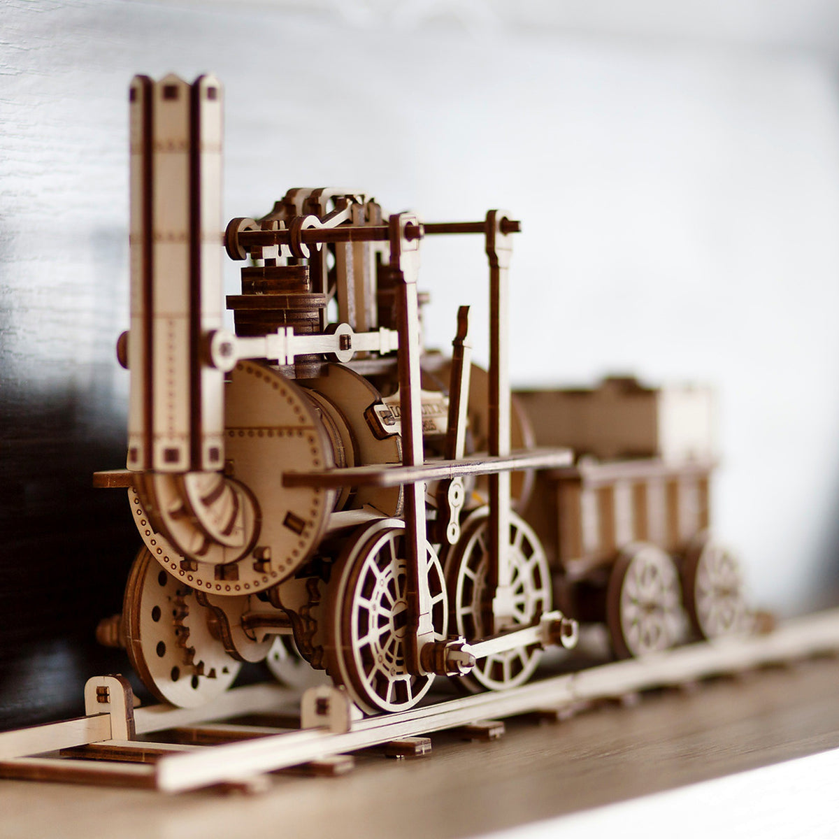 Locomotion n° 1 : locomotive à vapeur en bois avec wagon à charbon sur des rails dans un salon, mécanique Maquette en bois