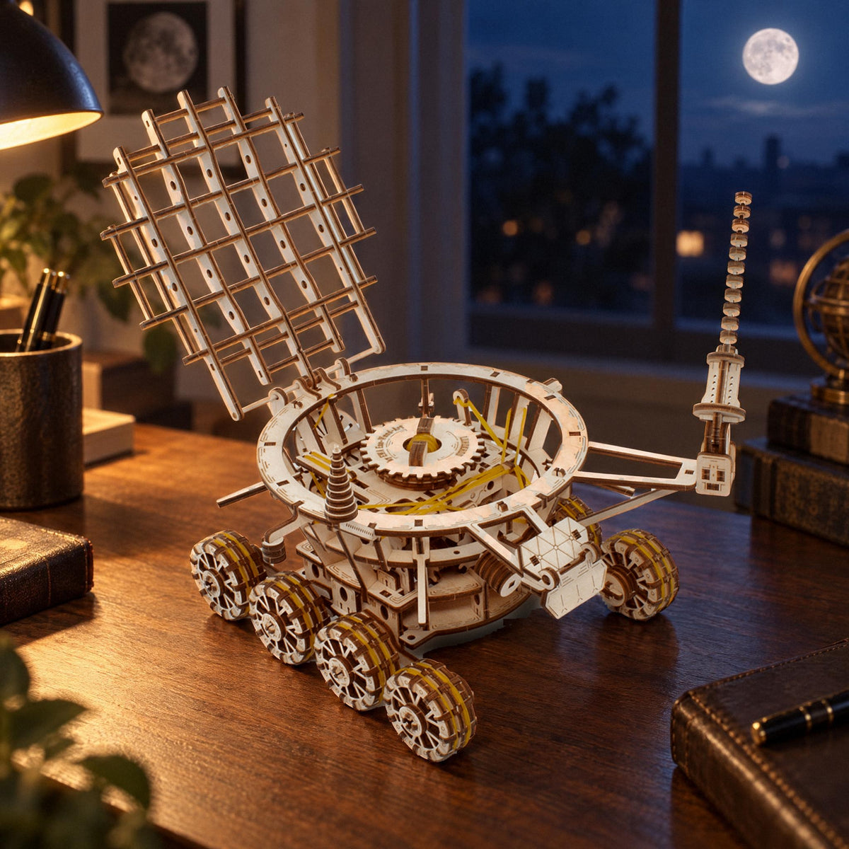 Lunokhod, un rover lunaire en bois avec son antenne parabolique déployée, posé sur un bureau le soir, kit mécanique