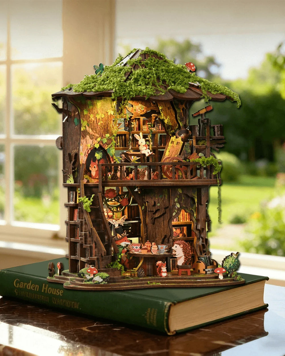 Magische boomhut, miniatuurhuisje met verlichting
