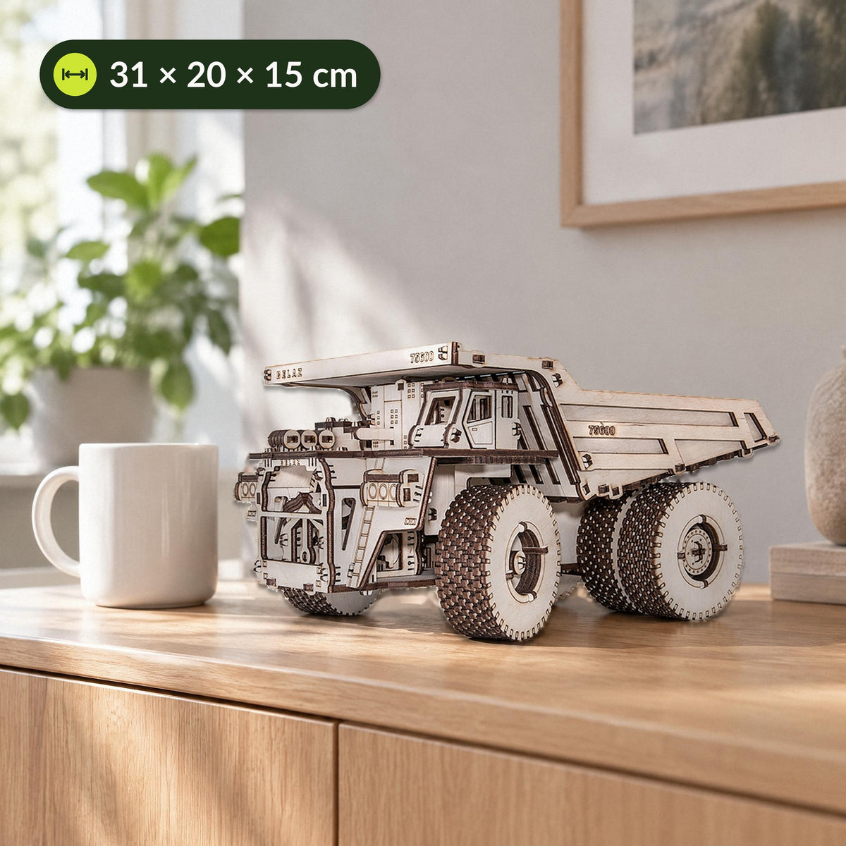 BELAZ 75600 Holzmodell neben einer Kaffeetasse auf dem Sideboard, 31 × 20 × 15 cm groß, mechanischer Bausatz