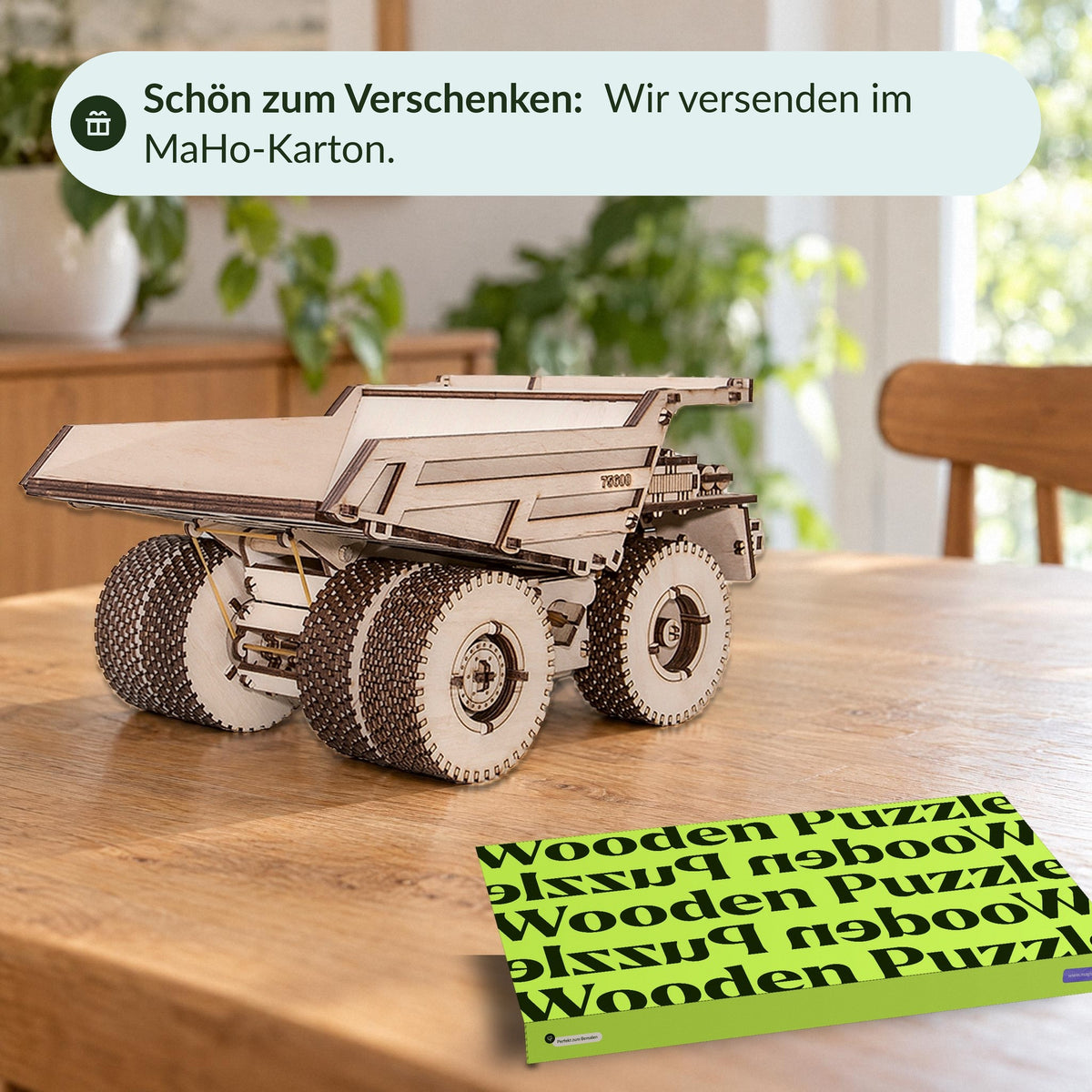 BELAZ 75600 Holzmodell auf dem Esstisch neben dem grünen MaHo-Karton, schön zum Verschenken