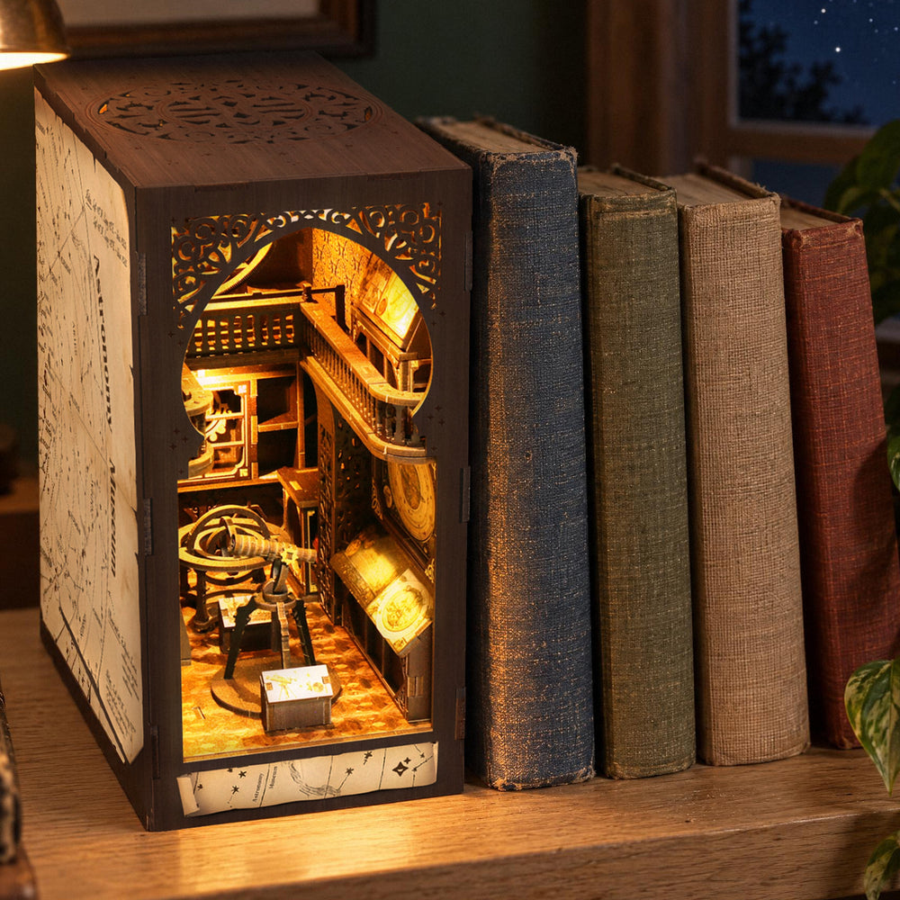 Astronomiemuseum Book Nook, 's avonds verlicht in de boekenkast, sterrenhemel in het raam en een messinglamp
