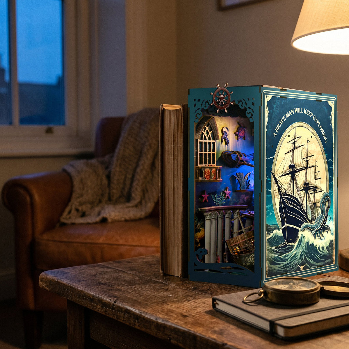 Deep Sea Treasures Book Nook, paroi latérale droite avec un voilier et une pieuvre, le soir sur la table d'appoint à la lueur de la lampe