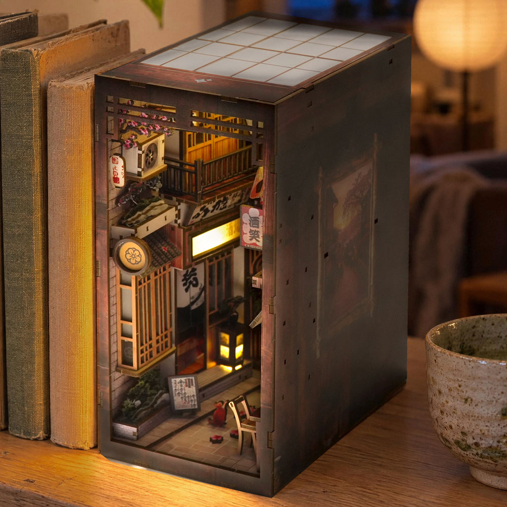 Traditional Japanese Alley Book Nook, licht ’s avonds op als boekensteun in de houten boekenkast, en er valt een warm licht op de boeken ernaast