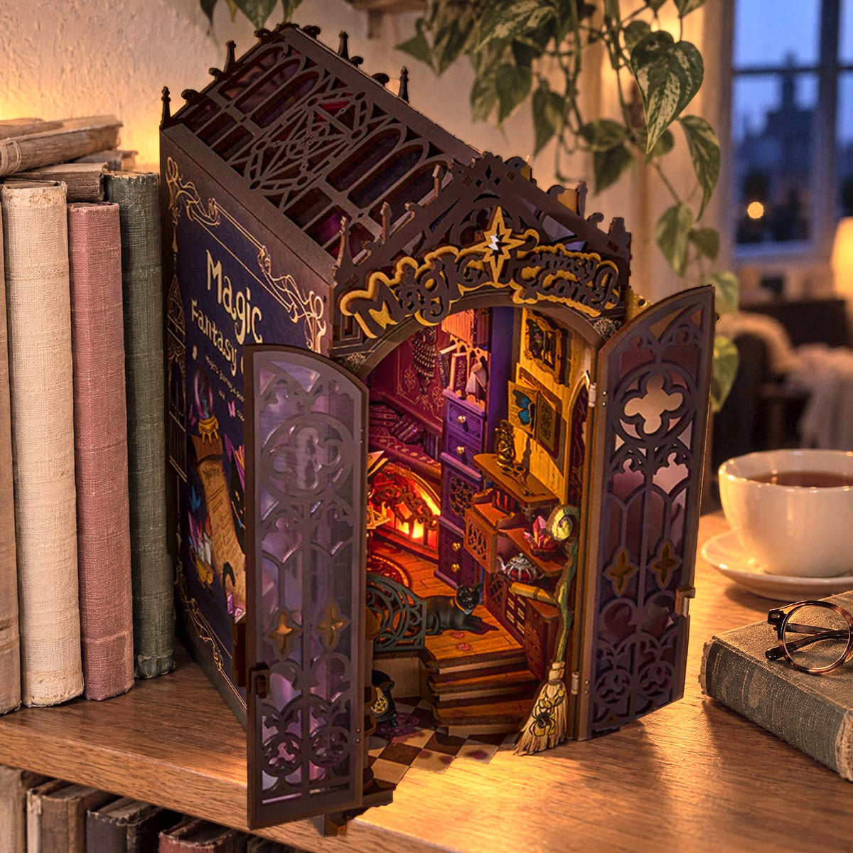 MagicFantasy Book Nook, leuchtet abends mit geöffneten Türen im Bücherregal, warmes Licht fällt auf die Bücher