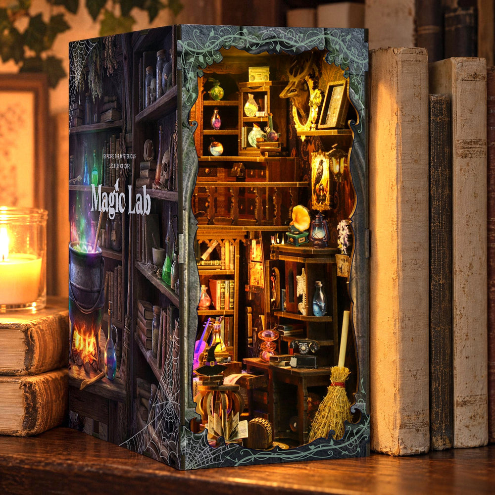 Magic Lab Book Nook, dat ’s avonds op de plank tussen oude boeken schijnt, met ernaast een kaars in een glazen houder en klimop