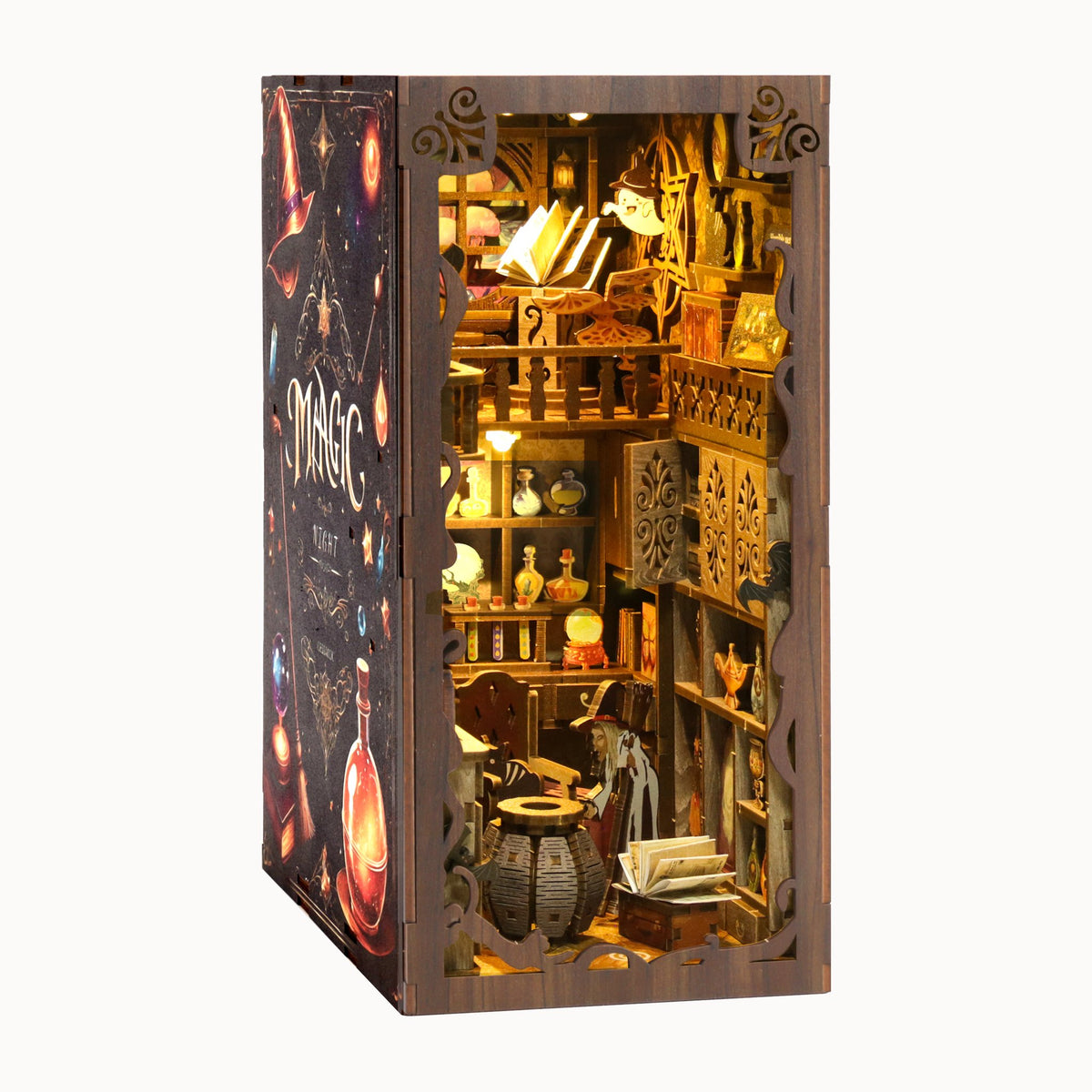 MagicNight Book Nook, gefotografeerd tegen een lichte achtergrond met een bedrukte zijwand en het licht aan