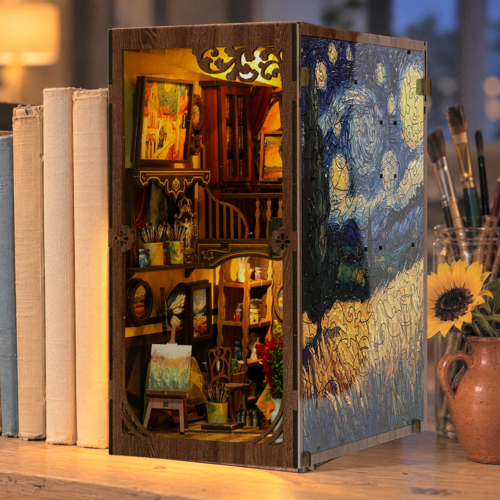 Van Gogh Book Nook | De Sterrennacht uit Saint-Rémy straalt ’s avonds in de boekenkast naast de penselen en de Zonnebloem